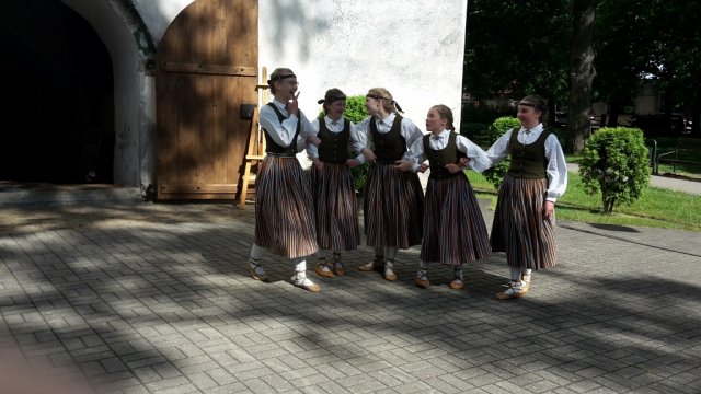 Vokālais ansamblis „LAI SKAN!” 5. Latvijas bērnu un jauniešu mūzikas un mākslas festivālā ”TOŅI UN PUSTOŅI”